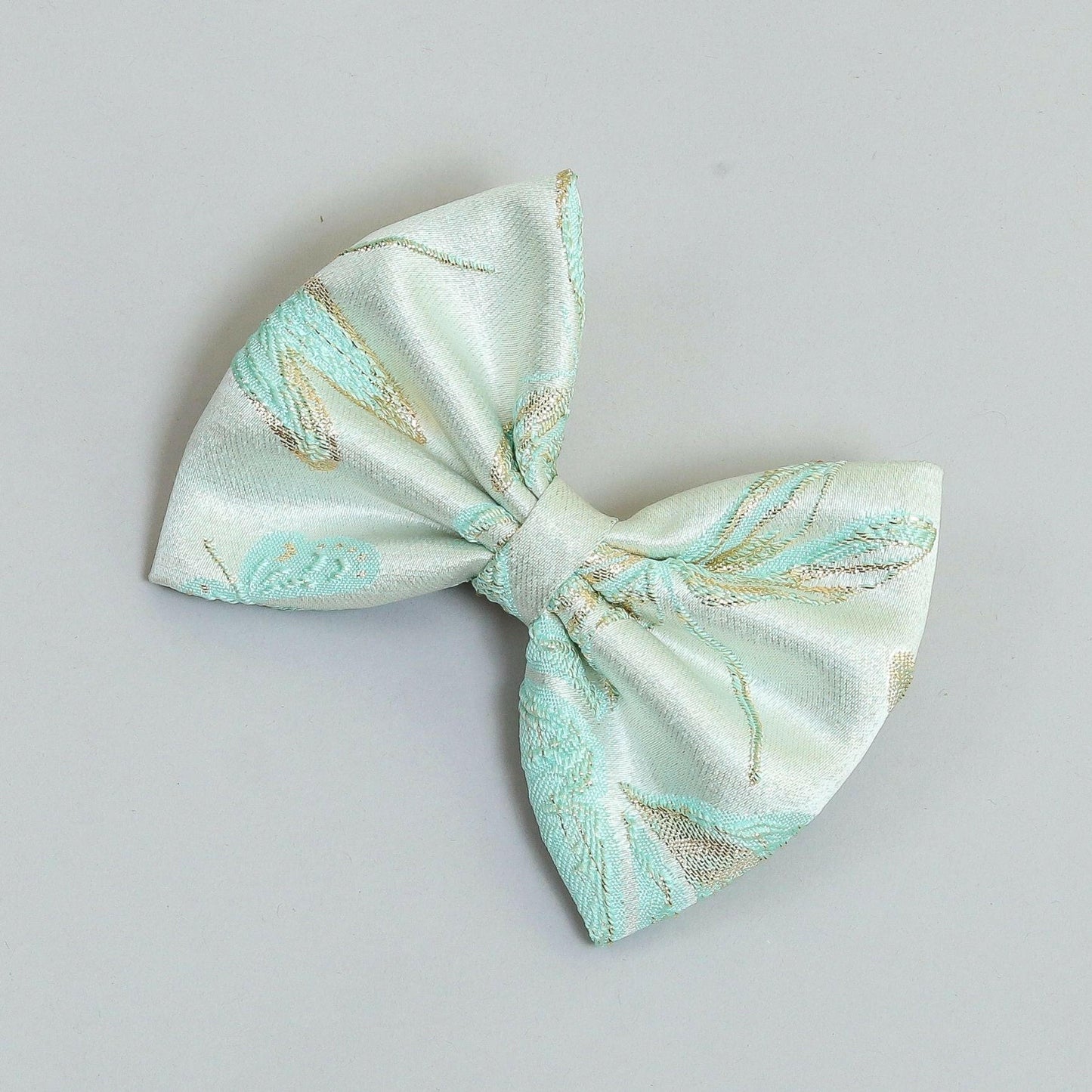 Pear Bear Beautiful mint green hair bow.