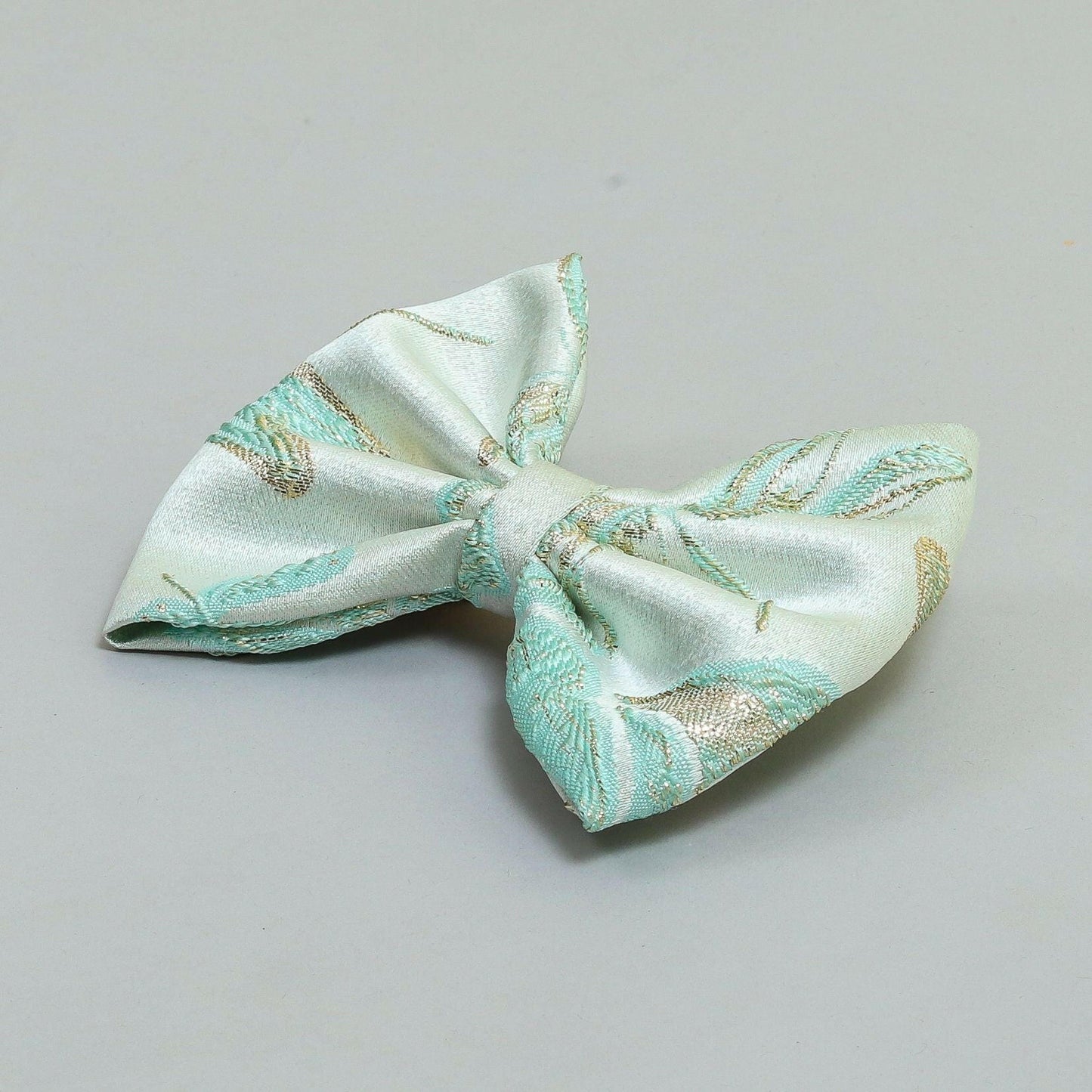 Pear Bear Beautiful mint green hair bow.